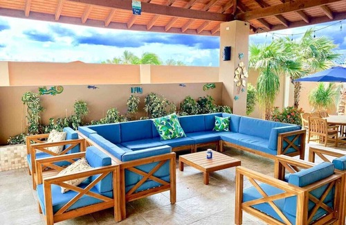 Noord Villa | Star of the Sea Villa Walk to Palm Beach & Plaza