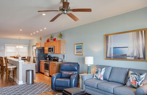 Kill Devil Hills Condominio | Estrella del mar: vista al mar, condominio de nivel superior, paseo privado a la playa, piscina comunitaria.