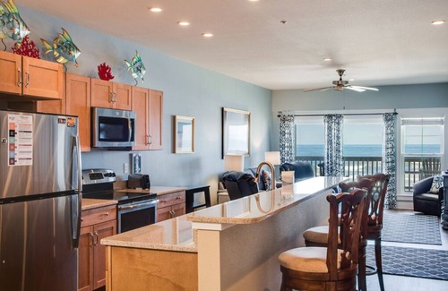 Kill Devil Hills Condominio | Estrella del mar: vista al mar, condominio de nivel superior, paseo privado a la playa, piscina comunitaria.