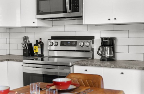 Rosemont-La Petite-Patrie Apartamento | Star Pop Art | Chic & vibrant 1 BR FREE PARKING