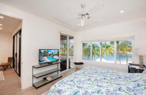 Rum Point Apartamento | Starfish Kai - Serene Beachfront Condo with Stunning Bay Views & Resort Amenities