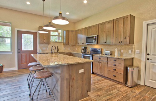 Fischer Casa | Stargazer Hill - 4 Bedroom Retreat with Hot Tub + Views!