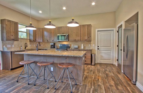 Fischer Casa | Stargazer Hill - 4 Bedroom Retreat with Hot Tub + Views!