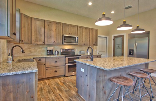 Fischer Casa | Stargazer Hill - 4 Bedroom Retreat with Hot Tub + Views!