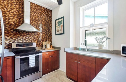 Thomas Square Casa | Starland District - Spacious 2-Bedroom Haven