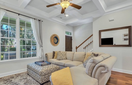 Thomas Square Casa | Starland Yard Area Long Term Stay with Heated Pool Access
