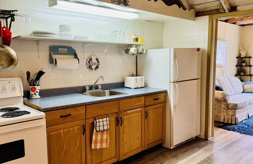 Leeds and the Thousand Islands Cabina | Starlight Cabin on Charleston Lake