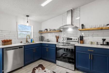 Canyon Lake Casa | Starlight Horizon Cabin C - Pet-Friendly Texas Hill Country Cabin Near Canyon Lake - Pool, Stargazing & Group Getaways Sleeps 8