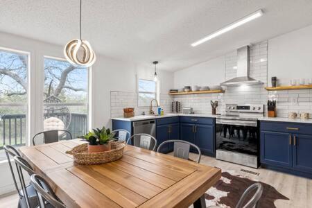 Canyon Lake Casa | Starlight Horizon Cabin C - Pet-Friendly Texas Hill Country Cabin Near Canyon Lake - Pool, Stargazing & Group Getaways Sleeps 8