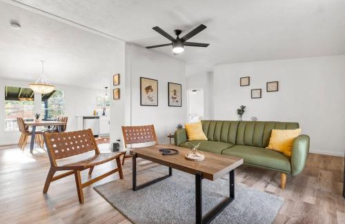 Canyon Lake Casa | Starlight Horizon Cabin M - Pet-Friendly Texas Hill Country Cabin Near Canyon Lake - Pool, Stargazing & Group Getaways - Sleeps 8