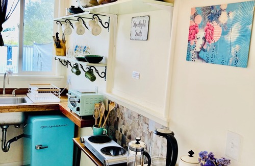 Arcata Apartamento | Starlight Studio in Arcata with Kitchenette, fenced yard, WIFI, & full bathroom