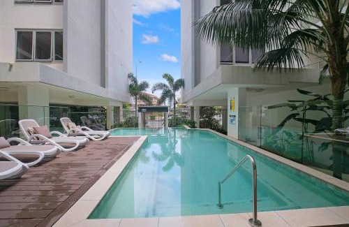 Palm Beach Apartamento | Starlit Palms - Chic Poolside Haven by the Beach