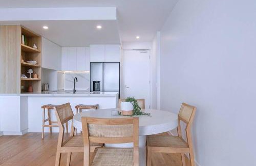 Palm Beach Apartamento | Starlit Palms - Chic Poolside Haven by the Beach