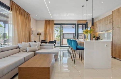 Glyfada Apartamento | Starry Nights: Penthouse Sauna & Jacuzzi Serenade