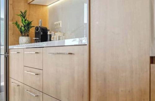 Glyfada Apartamento | Starry Nights: Penthouse Sauna & Jacuzzi Serenade