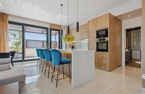 Glyfada Apartamento | Starry Nights: Penthouse Sauna & Jacuzzi Serenade