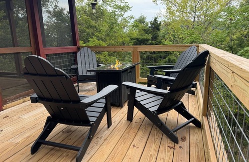 Smithville Cabina | State Parks & Lake Access! Screened Porch, MountainViews, Kayaks, LuxBeds, Games