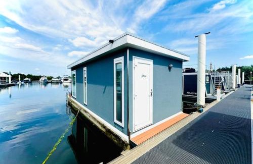 Heugum Casa | 'Statia' Cozy & Romantic Houseboat in Maastricht