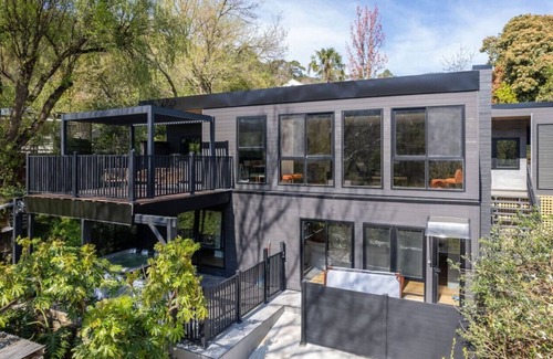 Warburton Apartamento | Station Hideaway with Private Spa & Mountain Views
