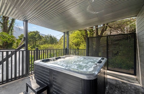 Warburton Apartamento | Station Hideaway with Private Spa & Mountain Views