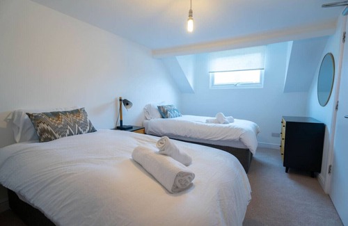 Redcar Apartamento | Station Retreat - Sleeps 11 - Free Parking