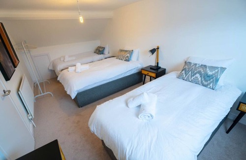 Redcar Apartamento | Station Retreat - Sleeps 11 - Free Parking
