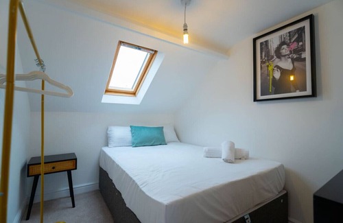 Redcar Apartamento | Station Retreat - Sleeps 11 - Free Parking
