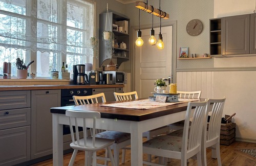 Hogsby Municipality Apartamento | Stationskontor - Your vacation apartment in Sinnerskog's old train station