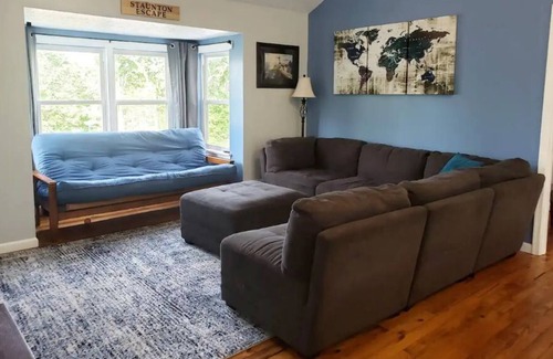 Staunton Casa | Staunton Escape 👑King Bed+🐾pet friendly+Wifi+washer&dryer+fence+coffee+Netflix