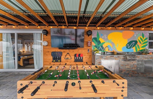 Bradenton Casa | Stay 4 Nights, Get 1 FREE! Family Fun w/ Pool, Sauna, Pickleball, And Much More.