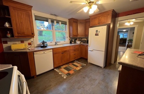 Mahone Bay Casa | Stay a few meters away from one of Mahone Bay’s Coves in a heritage house.
