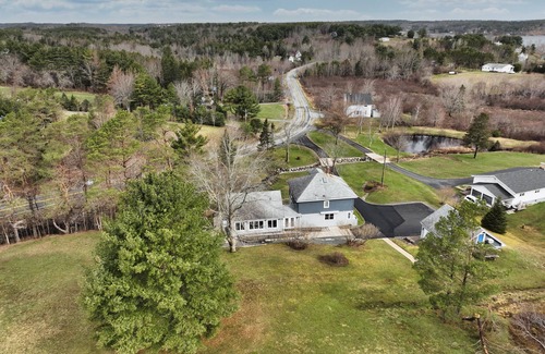 Mahone Bay Casa | Stay a few meters away from one of Mahone Bay’s Coves in a heritage house.