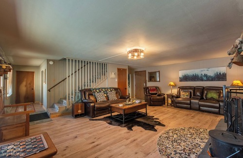 Idaho Springs Casa | Stay ahead of the traffic! Enjoy Hot Springs & Historic Downtown Idaho Springs
