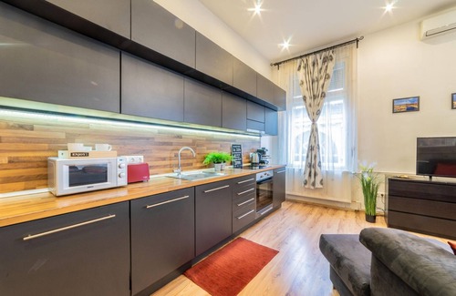 Inner City Budapest Apartamento | Stay at Meeting point CITTADELLA VIEW Budapest EYE