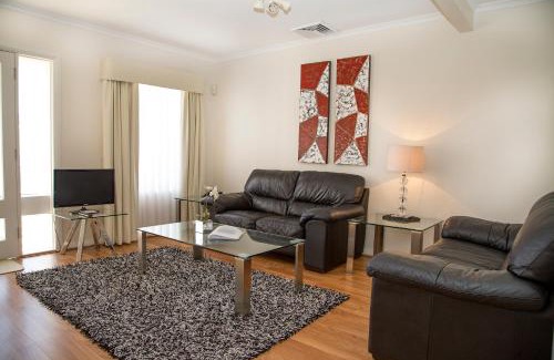 Cams Wharf Complejo | Stay At Raffertys Resort