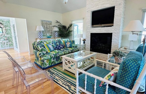 Sanibel Condominio | Hospitalidad sureña en Chez Shells! ¿Te encanta descascar, pasear por millas o ver el amanecer o el atardecer? Esta fabulosa casa de la piscina con elevador se encuentra a solo 71 metros de las prístinas playas de arena de azúcar.