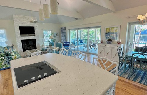 Sanibel Condominio | Hospitalidad sureña en Chez Shells! ¿Te encanta descascar, pasear por millas o ver el amanecer o el atardecer? Esta fabulosa casa de la piscina con elevador se encuentra a solo 71 metros de las prístinas playas de arena de azúcar.