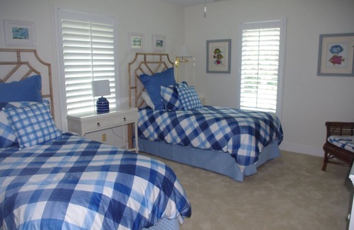 Sanibel Condominio | Hospitalidad sureña en Chez Shells! ¿Te encanta descascar, pasear por millas o ver el amanecer o el atardecer? Esta fabulosa casa de la piscina con elevador se encuentra a solo 71 metros de las prístinas playas de arena de azúcar.