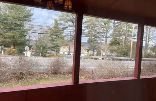 Greentown Cabaña | Stay at the Little Red Cottage and enjoy Lake Wallenpaupack in the Poconos.