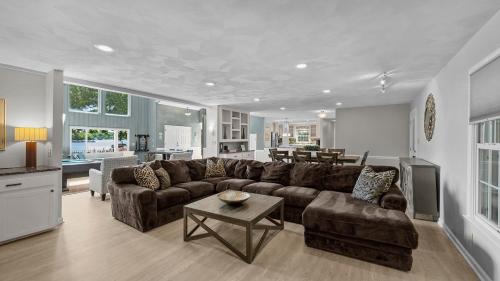 Mayhew Casa | Stay Awhile by AvantStay Lakefront Pool Dock