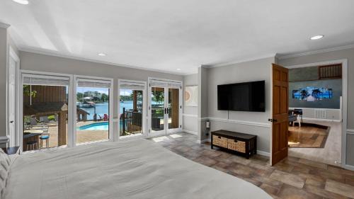 Mayhew Casa | Stay Awhile by AvantStay Lakefront Pool Dock