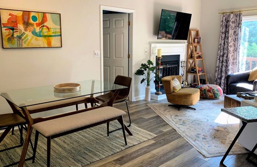 East End - Valley Street Condominio | Stay Awhile: Views + Pool + Downtown in 5