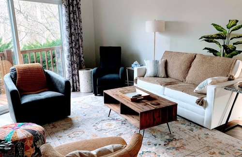 East End - Valley Street Condominio | Stay Awhile: Views + Pool + Downtown in 5