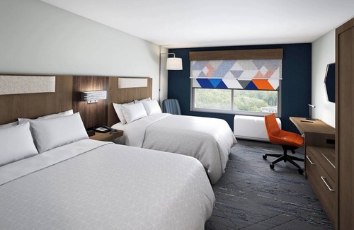 West Kissimmee Hotel | Stay Close to Orlando Fun with Comfortable Rooms, Outdoor Pool! 3 Units
