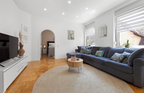 Aschaffenburg Apartamento | Stay-COZY! City apartment with box-spring bed in the pedestrian zone incl. parking space