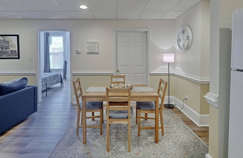 Elizabeth City Apartamento | Stay Downtown on Historic Main St.