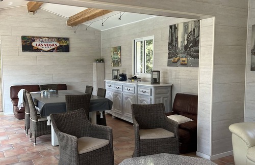 Bagnols-en-Foret Casa | Villa tranquila con piscina infinita, spa y gran piscina.