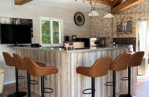 Bagnols-en-Foret Casa | Villa tranquila con piscina infinita, spa y gran piscina.