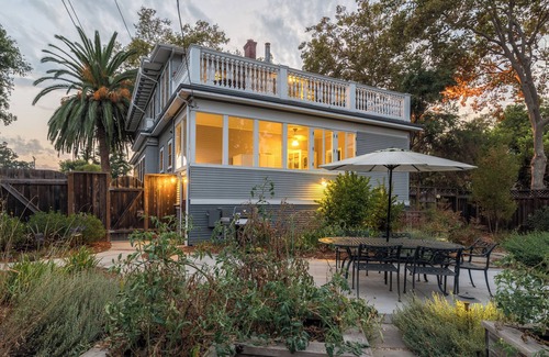 San Jose Casa | Stay in a historic Victorian built in 1906; walk to downtown San Jose