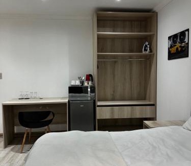 Weltevredenpark Casa | Stay In Carlazo - Unlimited WiFi, Solar backup